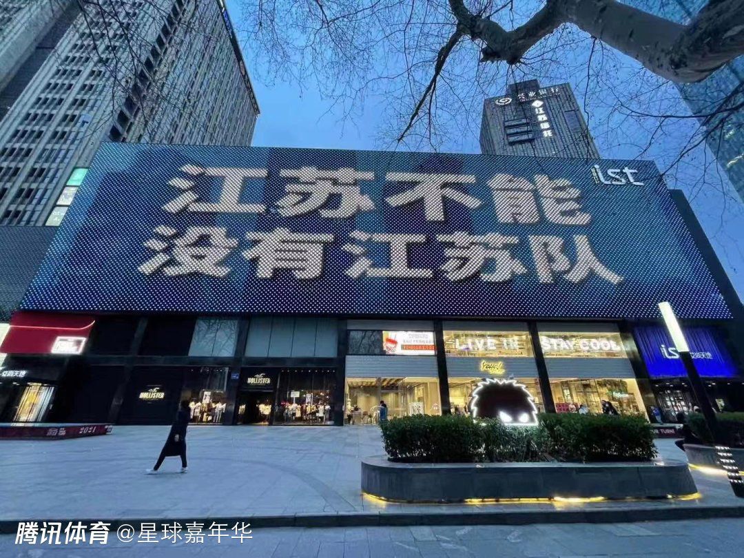 与此同时，萨卡的脚受伤了，但预计仍将前往荷兰。
